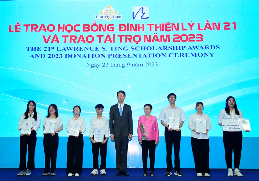 Ông Tseng Fan Chih – TGĐ Công ty Phú Mỹ Hưng và bà Trương Thị Hiền – Phó Chủ tịch Trung ương Hội Khuyến học Việt Nam trao học bổng cho sinh viên Trường ĐH Bách Khoa TP.HCM. PLO_BaiPR_PL_PMH-hocbong_H.2.JPG