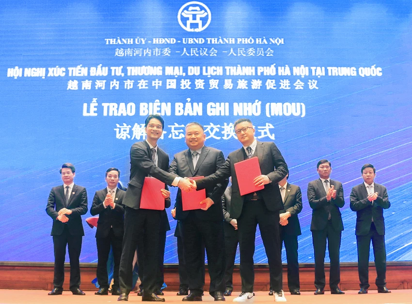 Đại diện Vinamilk (bìa trái) ký kết biên bản ghi nhớ hợp tác với 2 doanh nghiệp hàng đầu trong lĩnh vực nhập khẩu – phân phối sữa và nông sản tại Trung Quốc. (Ảnh: Vi Nam). Vinamilk-hop-tac-1.jpg