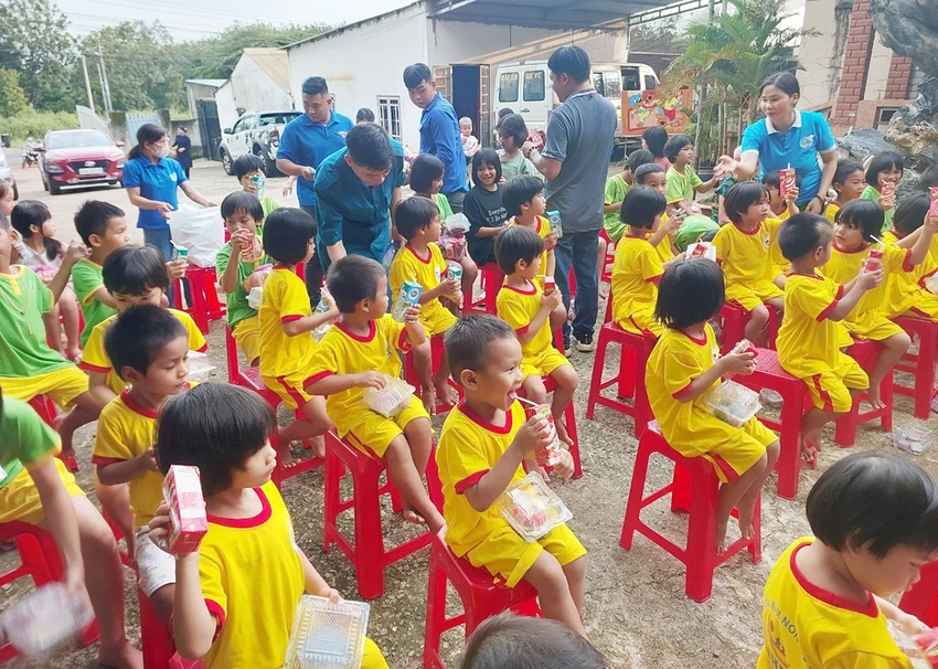 Những hộp sữa ấm áp, yêu thương đến với các em nhân mùa Trung Thu. FCV-trung-thu-1.jpg
