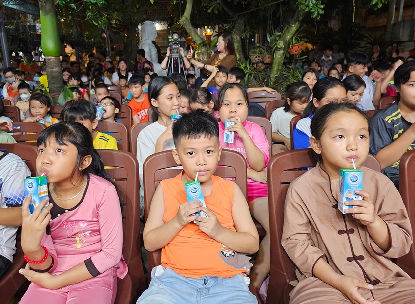 “Con mong muốn sẽ có nhiều chương trình như vậy để chúng con luôn có cơ hội uống sữa tăng cường sức khỏe”, bé T. nói. FCV-trung-thu-2.jpg