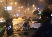 Cơn mưa Sài Gòn nhấn chìm 38 tuyến, có nơi ngập 6,5 tiếng ảnh 1 Đường Nguyễn Hữu Cảnh ngập sâu trong cơn mưa dai dẳng