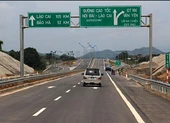 Tháo dỡ hàng quán mở trái phép trên cao tốc Nội Bài-Lào Cai ảnh 2 Phát hiện nhiều xe trốn phí trên cao tốc Nội Bài - Lào Cai