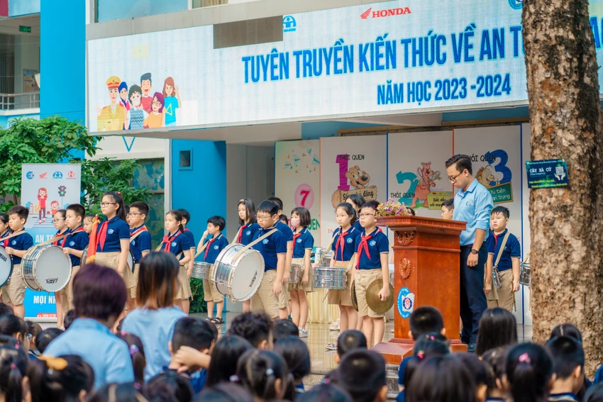 Các học sinh tại trường Tiểu học, THCS Đoàn Thị Điểm, Nam Từ Liêm, Hà Nội dành phút mặc niệm các nạn nhân đã tử nạn trong vụ cháy chung cư đêm 12-9 tại Hà Nội. Ảnh: X.Đ ảnh 3 a.jpg