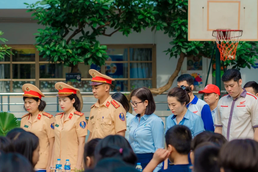 Các giáo viên, cán bộ, nhân viên toàn trường không khỏi xót xa trước vụ cháy thương tâm. Ảnh: X.Đ ảnh 4 a1.jpg