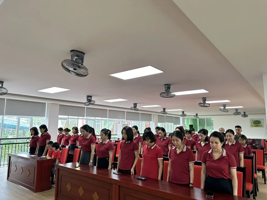 Cán bộ, giáo viên, nhân viên trường Mầm non Thành Công A, Ba Đình, Hà Nội xúc động phút tưởng niệm các nạn nhân đã tử vong trong vụ cháy chung cư mini. Ảnh: X.Đ ảnh 1 b1.jpg