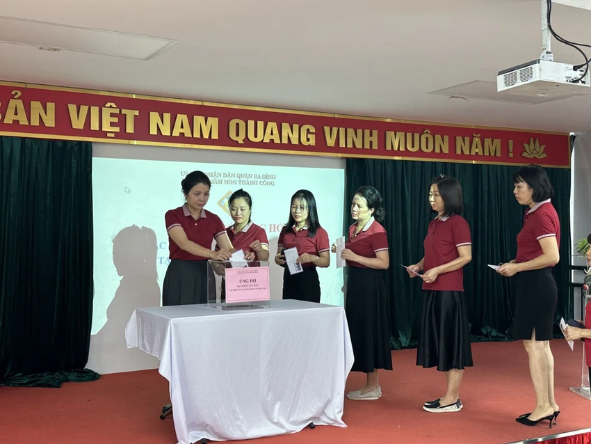 BGH cùng các giáo viên, nhân viên quyên góp hỗ trợ gia đình các nạn nhân với mong muốn san sẻ phần nào nỗi đau thương, mất mát to lớn ấy. Ảnh: X.Đ ảnh 5 b2.jpg
