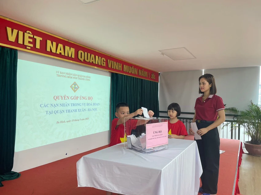 Đại diện các bạn nhỏ khối Mẫu giáo lớn tham gia đóng góp, ủng hộ các gia đình gặp nạn. Ảnh: X.Đ ảnh 6 b4.jpg