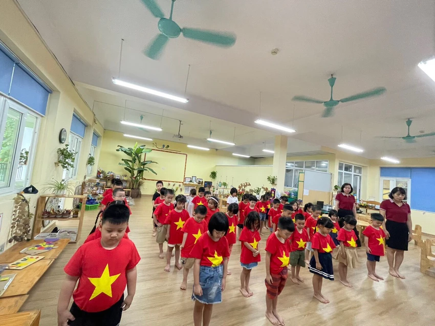 Các bạn học sinh lớp Mẫu giáo lớn A1, trường Mầm non Thành Công A đều mặc áo cờ đỏ sao vàng bày tỏ lòng thương nhớ các nạn nhân trong vụ cháy. Ảnh: X.Đ ảnh 2 b5.jpg