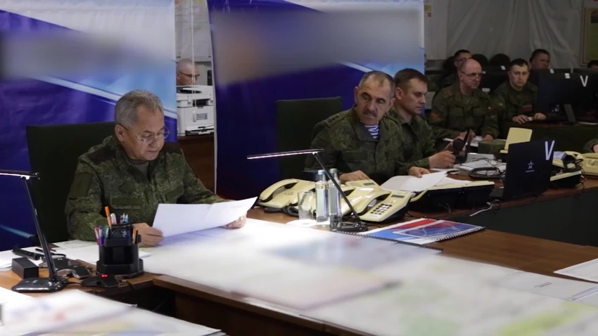 Bộ trưởng Quốc phòng Nga Sergei Shoigu (góc trái) trong cuộc thị sát tình hình ở Ukraine. Ảnh: TWITTER Bộ trưởng Quốc phòng Nga Sergei Shoigu (góc trái) trong cuộc thị sát tình hình ở Ukraine. Ảnh: TWITTER
