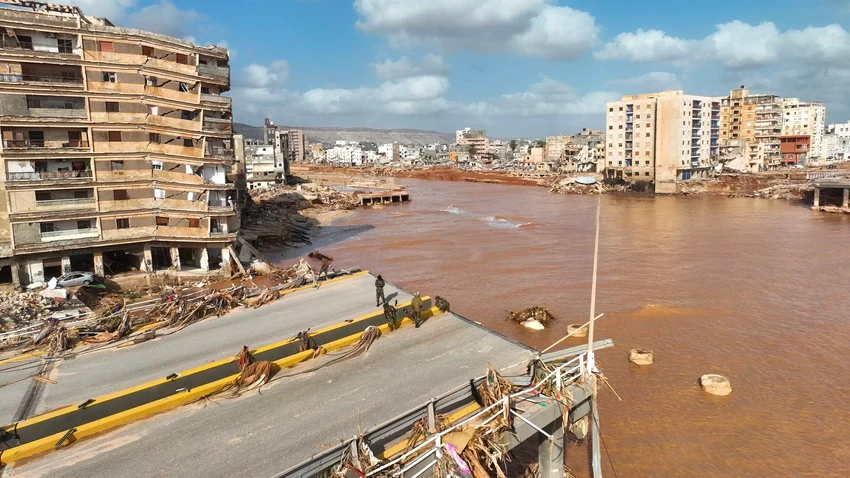 TP Derna (Libya) chỉ còn lại đống hoang tàn sau trận "đại hồng thuỷ" quét qua hồi đầu tháng 9. Chuyên gia cảnh báo người dân khu vực có nguy cơ nhiễm dịch tả, tiêu chảy,... do thiếu nước sạch sử dụng. Ảnh: AP ảnh 2 Libya.png