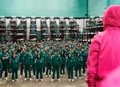 Hwang Jung Min đóng vai chính tại tác phẩm hành động, tâm lý giật cân 'Con Tin' ảnh 7 Dân mạng Hàn-Trung tranh cãi nguồn gốc trang phục trong phim ‘Squid Game’