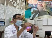 Chân tay trẻ có dát nâu đen, cha mẹ chớ coi thường ảnh 2 Bác sĩ đứng giữa chọn lựa ghép da con cứu mẹ già 82 tuổi