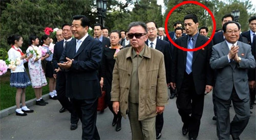 Người cận vệ này (vòng tròn đỏ) cũng từng bảo vệ cố lãnh đạo Kim Jong-il trong các chuyến thăm Trung Quốc. Ảnh: FLPH body-guard-kim-jong-il1-8894-1391672296.