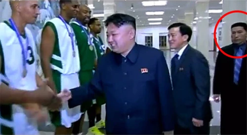 Vệ sĩ số một đứng rất gần ông Kim Jong-un trong một sự kiện gần đây. Ảnh chụp màn hình: KCTV canve-9789-1391672810.jpg
