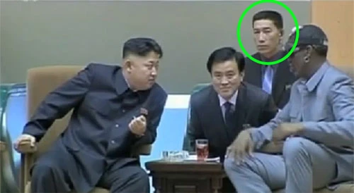 Người cận vệ số một (vòng tròn xanh) bảo vệ Kim Jong-untrong buổi hội đàm vớicựu ngôi sao bóng rổ Mỹ Dennis Rodman. Ảnh chụp màn hình: KCTV timthumb-3612-1391672296.jpg