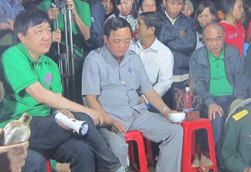 "Cậu" Thủy ngồi giữa. Ảnh: Quang Hà ảnh 1 cau-thuy-1-8568-1393588208.jpg