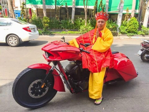 ‘Đường tăng’ cưỡi mô tô khủng trên phố Sài Gòn ảnh 1 10441442-1066420523374284-4841-5528-2533