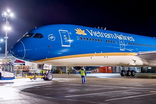 Về việc sơn và nhận diện thương hiệu mới, Vietnam Airlines vẫn giữ chủ đạo là màu xanh đặc trưng và hình ảnh bông sen vàng với đường lượn màu vàng, tăng kích cỡ logo hoa sen, sử dụng màu kem nhạt ở phần bụng máy bay. Ảnh:Vietnam Airlines. ảnh 5 Boeing 787 đầu tiên của Vietnam Airlines xuất xưởng tại Mỹ