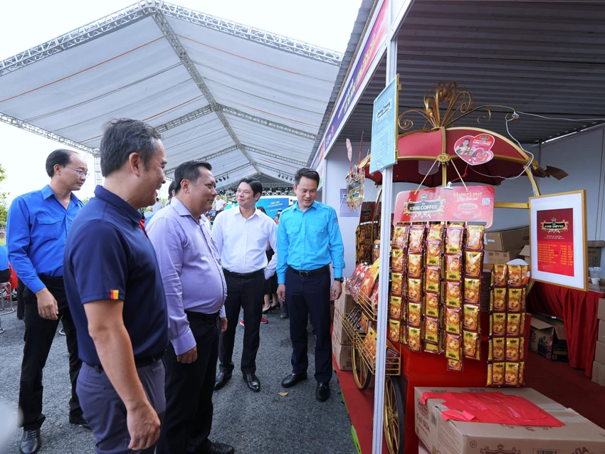 Các đại biểu tham quan các gian hàng giảm giá bán cho thanh niên công nhân. Ảnh:HD ảnh 4 PNG01456.jpg