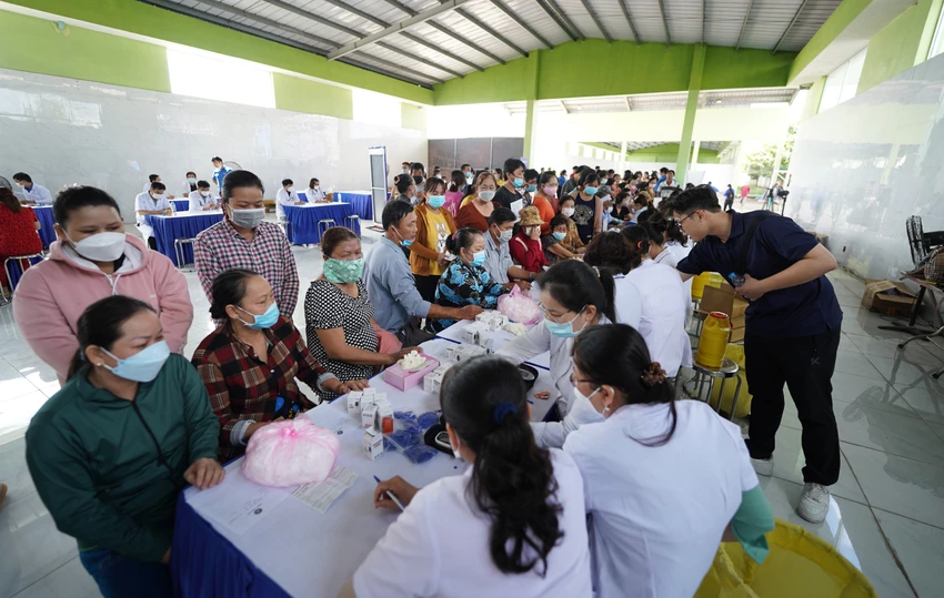 Rất đông người đến tham gia khám chữa bệnh và cấp thuốc miễn phí tại ngày hội. Ảnh: HD ảnh 3 PNG01521.jpg