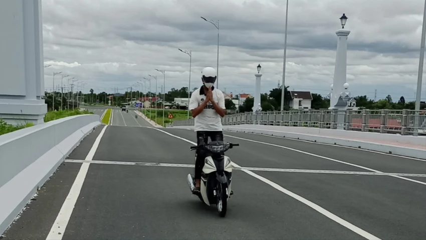L biểu diễn chạy xe buông tay trên cầu Bảo Định (đường Vành đai TP. Tân An). Ảnh: CA ảnh 1 379408902_330319822843402_1951891306939685339_n.jpg