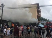 Dùng xe thang chữa cháy cửa hàng nội thất ảnh 3 Cháy kèm tiếng nổ lớn trong cửa hàng điện lạnh ở Đà Nẵng