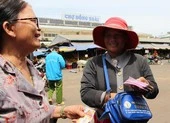 Tài xế taxi trả lại ví cho thủy thủ tàu hải quân Mỹ ảnh 2 Chủ tịch tỉnh Bình Phước khen thưởng người bán vé số tốt bụng