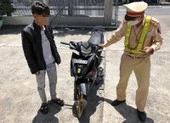 Truy tìm 2 thanh niên chạy xe bốc đầu trên cầu Rồng ảnh 3 CSGT truy bắt nam thanh niên bốc đầu xe trên đèo Hải Vân