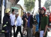 Cứu 4 người mắc kẹt trong đám cháy chung cư ảnh 3 Hàng chục cảnh sát cứu đám cháy nhà do hút thuốc lá