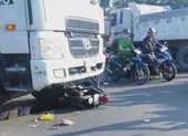 2 mẹ con gào khóc bên người thân bị tai nạn dưới trời mưa ảnh 1 1 thợ hồ tử vong dưới bánh xe ben, hộp cơm văng tung tóe