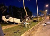 2 người thương vong khi chạy xe máy vào làn ô tô ảnh 2 Mercedes tông xe máy rồi lật ngửa trên vỉa hè ở Đà Nẵng
