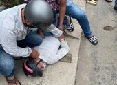 2 ngày thực hiện 3 vụ cướp giật của phụ nữ ảnh 2 Kẻ cướp giật tông vào gốc cây bị gãy chân
