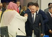 Thái tử Saudi Arabia sang Trung Quốc ký giao dịch 10 tỉ USD ảnh 3 Màn bắt tay giữa ông Putin và thái tử Saudi Arabia gây chú ý