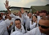 Mỹ có thể trừng phạt thứ phát về Venezuela ảnh 2 Ông Guaido sang Colombia, ông Maduro cắt quan hệ với nước này