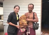 Có thể ngồi tù 12 năm vì đào nghĩa trang tìm kho báu ảnh 2 Nhặt được vật lạ trên biển, người đàn ông mang bán được 7,4 tỉ