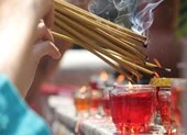 Vụ chùa Ba Vàng: Giáo hội Phật giáo Quảng Ninh từng cảnh báo ảnh 2 Thắp nhang: 1 cây hay cả bó mới thiêng?