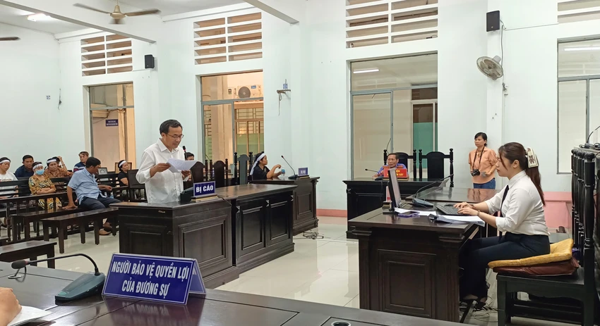 Bị cáo Bình gửi lời xin lỗi đến gia đình bị hại trong lời nói sau cùng. Ảnh: H.H can-bo-ngan-hang-1.jpg