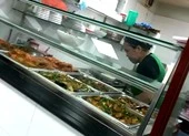 Ngày 7-5: Thêm 17 ca nhiễm COVID-19 mới ảnh 1 Nhiều nhân viên y tế lơi lỏng việc đeo khẩu trang