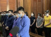 Nữ giúp việc 3 lần trộm USD mang đi mua trang sức ảnh 2 Nhóm bị cáo bẫy khách mua dâm bằng lỗ thủng ở đầu giường