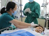 Vừa mua hàng giá 'hời' vừa đóng góp ủng hộ bệnh nhân nghèo ảnh 3 Bác sĩ trắng đêm cứu nữ công nhân bị xe lu cán