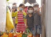 Hội Chữ thập đỏ TP.HCM vận động chăm lo Tết hơn 7,2 tỉ đồng ảnh 4 Mang Tết về cho trẻ em ở khu trọ nghèo từng là ổ dịch 130 ca F0