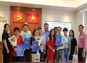 Niềm vui của 2 người vừa nhập quốc tịch Việt Nam ảnh 3 Trao quyết định nhập quốc tịch Việt Nam cho 4 người