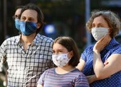 Ngày đầu tiêm vaccine COVID-19: An toàn ảnh 2 Tiêm vaccine COVID-19 rồi có cần đeo khẩu trang nữa không?