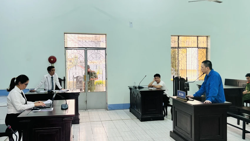 Bị cáo trộm số tài sản khá lớn chỉ bằng một thủ đoạn thuê khách sạn ở rồi trộm cắp. Ảnh: LA ảnh 1 z4705009795621_ac01ebc904208a1139f0d801b3cbea86.jpg