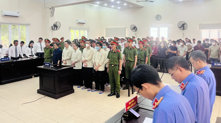 HĐXX nhận định cáo trạng truy tố của VKS là đúng người, đúng tội. Ảnh: LA ảnh 5 cựu giám đốc (4).jpg