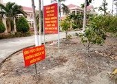 Nghi can ngáo đá đập phá khắp nơi, định đốt nhà mình ảnh 3 Tạm đình chỉ 2 cán bộ bị tố 'vận động' tiền trong khu cách ly