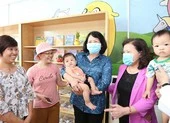Phó Chủ tịch nước dự khai giảng ở Vĩnh Long ảnh 3 Phó Chủ tịch nước thăm và tặng quà bệnh nhi ung thư