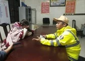Lật cano trên sông Hậu, 1 cảnh sát giao thông mất tích ảnh 3 Công an lao xuống sông Hương cứu cô gái 19 tuổi