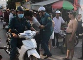 1 bà 62 tuổi giật dây chuyền của bé 2 tuổi ảnh 2 Chỉ huy quân sự phường quật ngã tên cướp dây chuyền