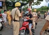 Vây bắt 70 người sắp đua xe trên quốc lộ 1A ảnh 2 Cảnh sát bao vây nhóm đua xe giữa ban ngày trên quốc lộ